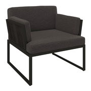 Moderner Loungesessel mit dunklem Stoffbezug und Metallrahmen, seitliche Perspektive