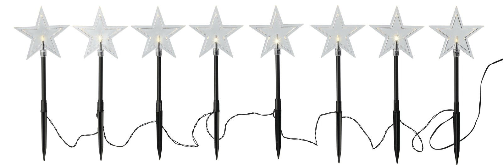 Sternförmige Solar-Stabbeleuchten in einer Reihe, mit schwarzem Stab und Kabel verbunden, aus der Vorderansicht fotografiert.