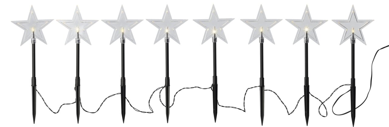 Sternförmige Solar-Stabbeleuchten in einer Reihe, mit schwarzem Stab und Kabel verbunden, aus der Vorderansicht fotografiert.