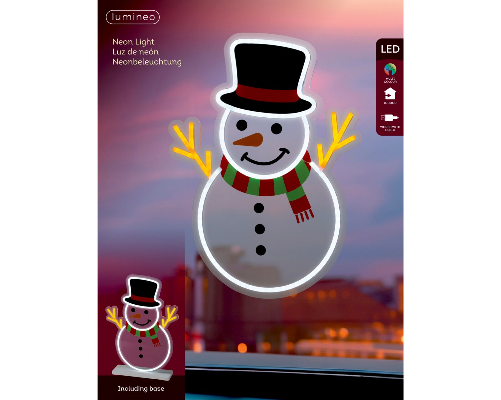 Frontalansicht einer leuchtenden Lumineo LED-Neonbeleuchtung in Schneemannform mit schwarzem Zylinder, rot-grünem Schal und orangefarbenen Armen, inklusive Standfuß für den Innenbereich und USB-C-Anschluss