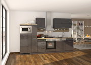 Moderne Küchenzeile in dunklem Hochglanz mit eingebautem Backofen, Mikrowelle und Dunstabzugshaube, seitliche Perspektive.