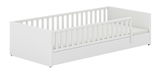 Weißes Kinderbett mit Gitterstäben, seitliche Perspektive