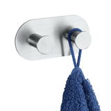 Edelstahl Wandhaken Cona Duo mit zwei Haken, frontal abgebildet, mit einem blauen Handtuch daran hängend.