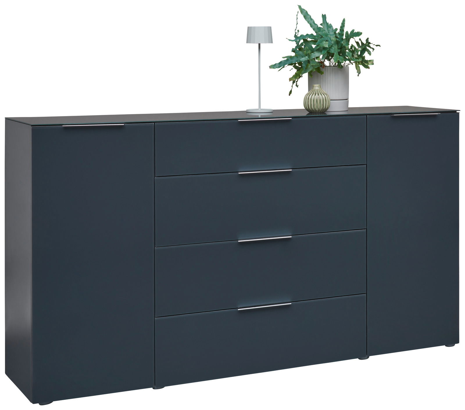 Modernes Sideboard in dunklem Blau mit vier Schubladen und zwei Türen, dekoriert mit einer Lampe und Pflanzen, seitliche Perspektive.