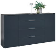 Modernes Sideboard in dunklem Blau mit vier Schubladen und zwei Türen, dekoriert mit einer Lampe und Pflanzen, seitliche Perspektive.