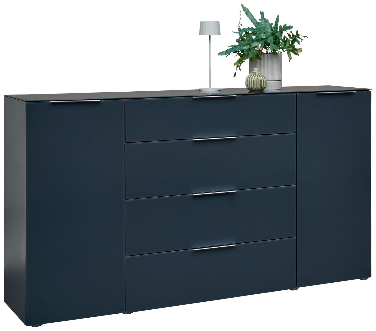 Voleo Sideboard MALIN Modernes Sideboard in dunklem Blau mit vier Schubladen und zwei Türen, dekoriert mit einer Lampe und Pflanzen, seitliche Perspektive.