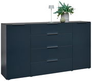 Modernes Sideboard in dunklem Blau mit vier Schubladen und zwei Türen, dekoriert mit einer Lampe und Pflanzen, seitliche Perspektive.