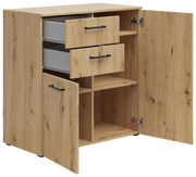 Kommode aus Holz mit zwei offenen Schubladen und zwei geöffneten Türen, die verschiedene Fächer zeigen. Perspektive von vorne links.