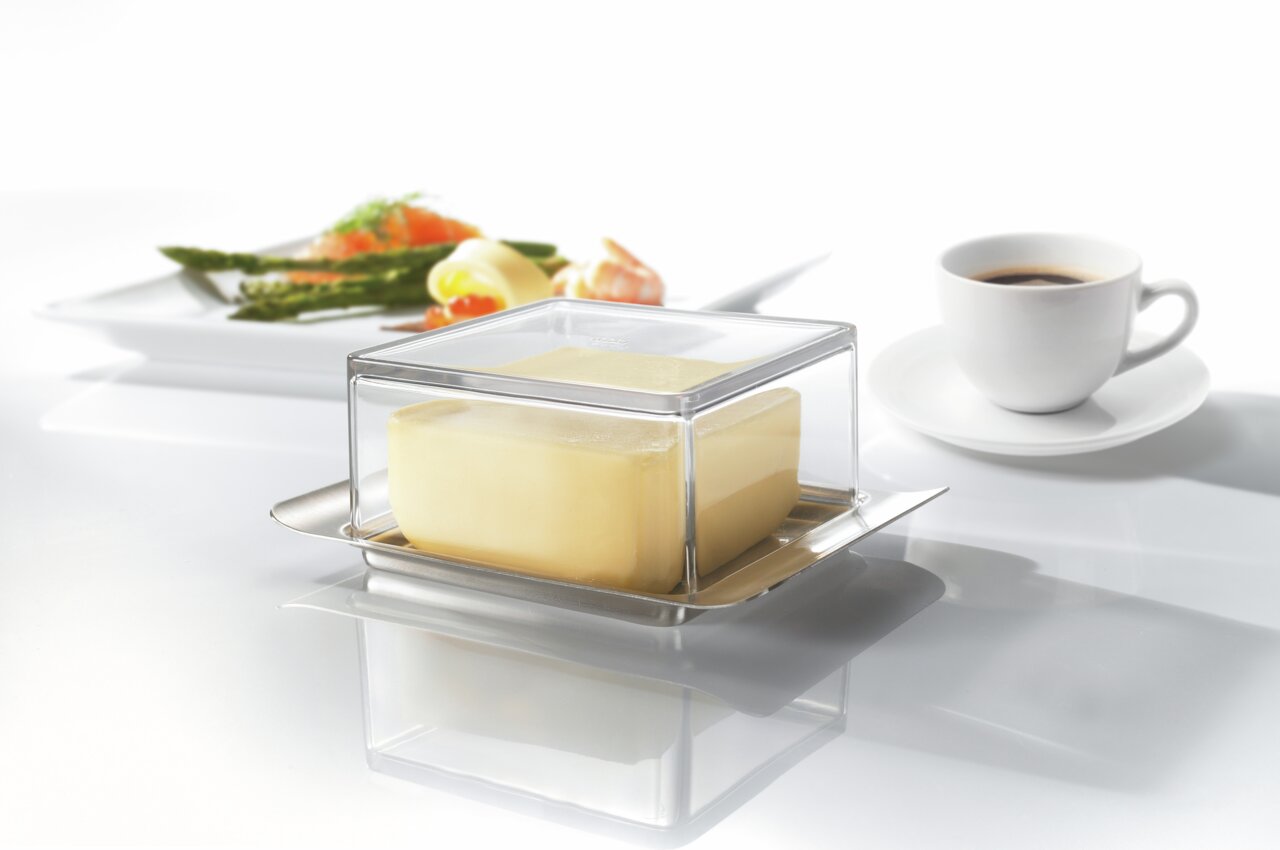 GEFU Butterdose BRUNCH Butterdose mit 125 g Butter, aus seitlicher Perspektive fotografiert, im Hintergrund ein Teller mit Spargel und Lachs sowie eine Tasse Kaffee.