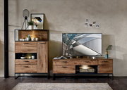 Wohnzimmeransicht mit moderner Wandkombination aus Holz und Metall, bestehend aus einem hohen Schrank mit Dekoration und einem TV-Unterteil mit Flachbildfernseher, von vorne betrachtet.