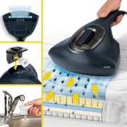 Dunkelblauer N8WERK Milbensauger in frontaler Dreiviertelansicht auf einer Matratze, ergänzt durch Detailansichten der Unterseite sowie des herausnehmbaren, waschbaren Filters.