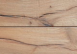 Nahaufnahme einer Holzoberfläche mit natürlicher Maserung und Rissen.