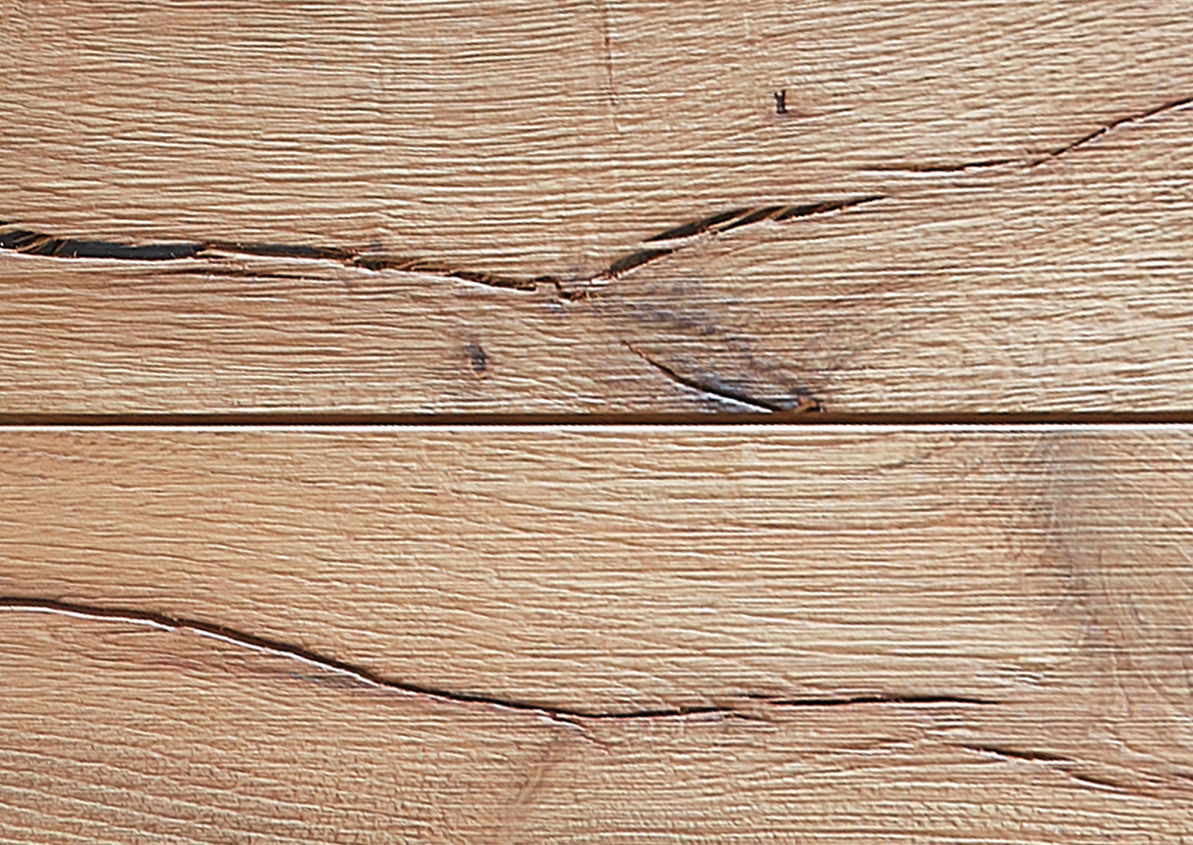 Nahaufnahme einer Holzoberfläche mit natürlicher Maserung und Rissen.