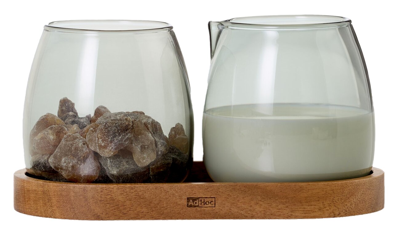 Milch- und Zucker Set Yuna auf einem Holztablett, Vorderansicht