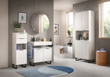 Moderner Badezimmer-Spiegelschrank in einem stilvollen, hellen Raum mit minimalistischer Einrichtung, aus der Perspektive von vorne betrachtet.