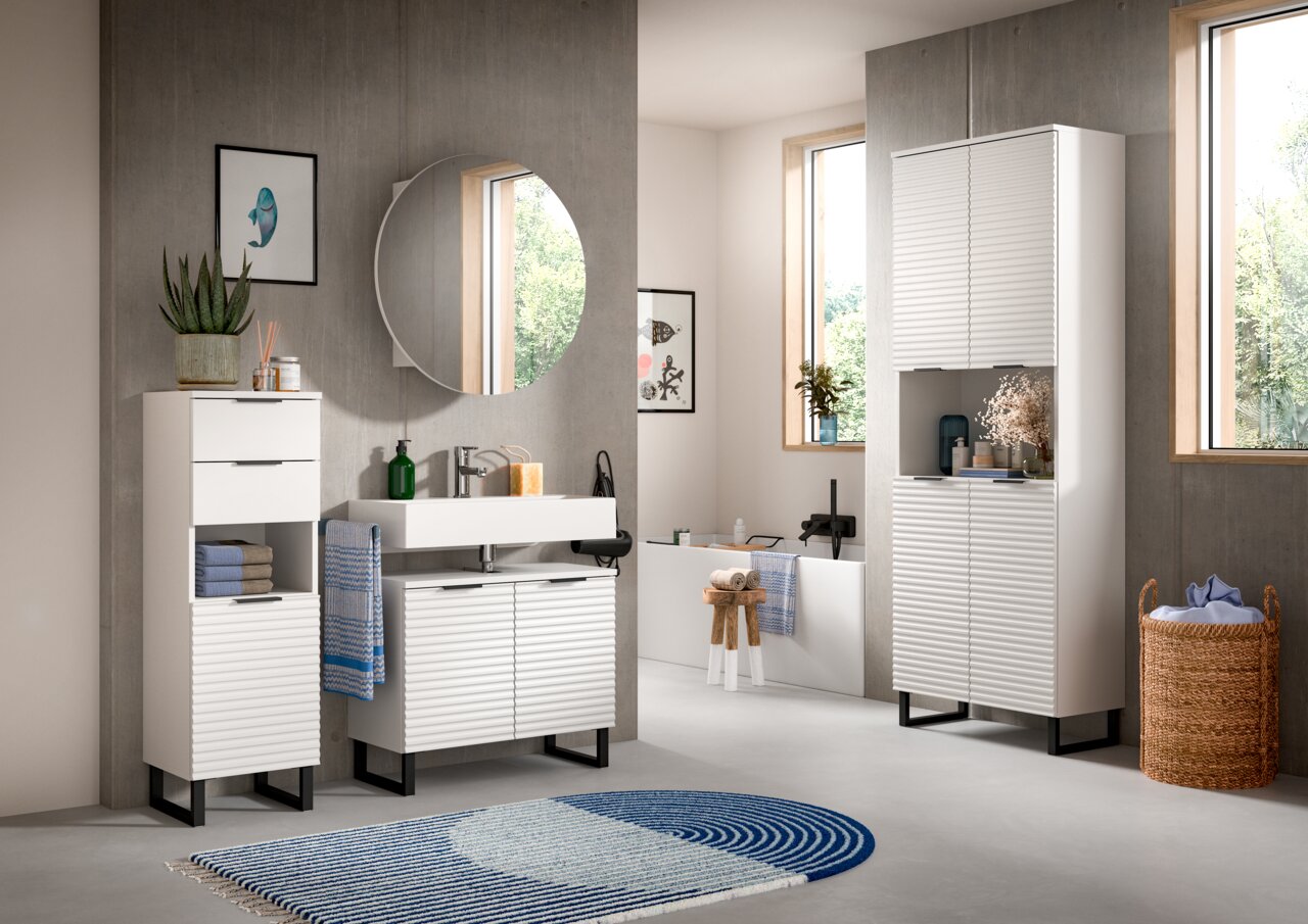 MID.YOU Spiegelschrank RIFF Moderner Badezimmer-Spiegelschrank in einem stilvollen, hellen Raum mit minimalistischer Einrichtung, aus der Perspektive von vorne betrachtet.