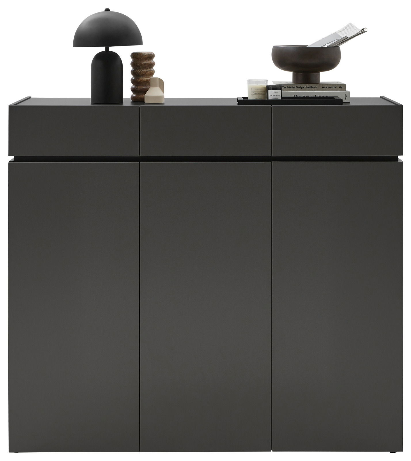 Moderner XL-Schuhschrank H121 in dunklem Design, frontal fotografiert, mit dekorativen Objekten auf der Oberseite.