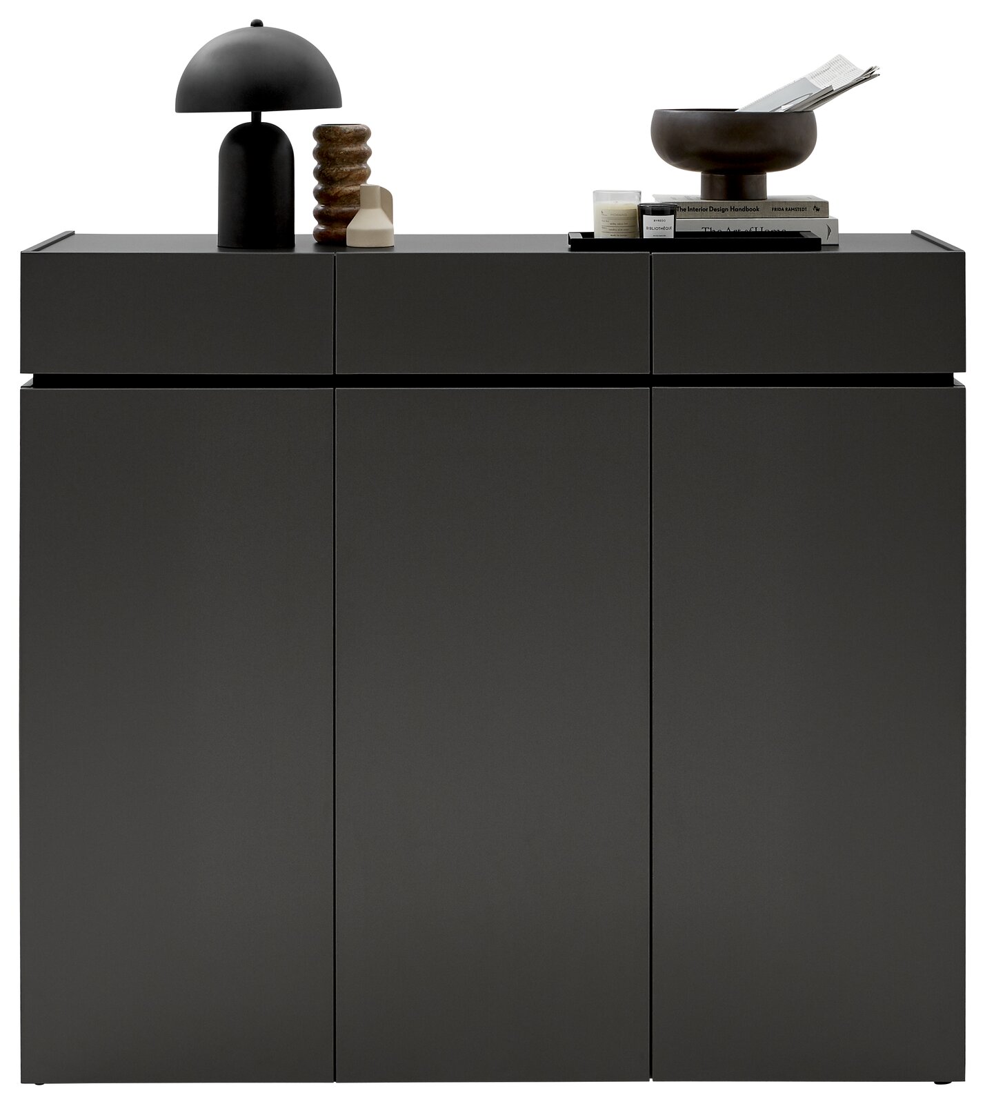 Moderner XL-Schuhschrank H121 in dunklem Design, frontal fotografiert, mit dekorativen Objekten auf der Oberseite.