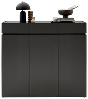 Moderner XL-Schuhschrank H121 in dunklem Design, frontal fotografiert, mit dekorativen Objekten auf der Oberseite.