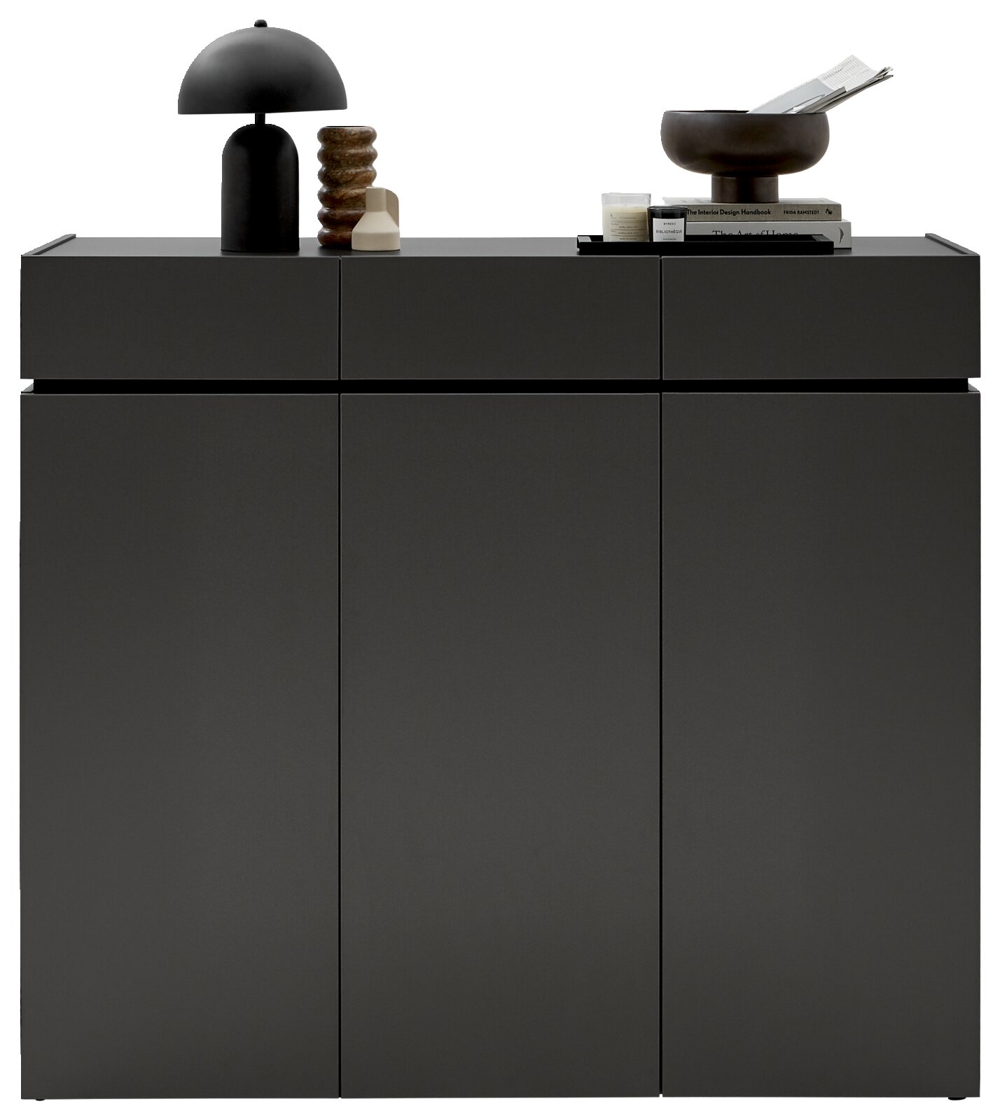 Moderner XL-Schuhschrank H121 in dunklem Design, frontal fotografiert, mit dekorativen Objekten auf der Oberseite.