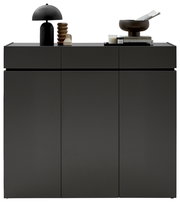 Moderner XL-Schuhschrank H121 in dunklem Design, frontal fotografiert, mit dekorativen Objekten auf der Oberseite.