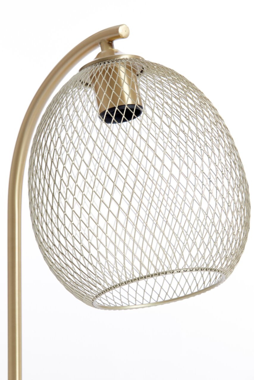 Nahaufnahme einer Tischleuchte mit einem goldenen, netzartigen Lampenschirm aus Metall, seitliche Perspektive.