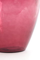 Nahaufnahme einer rosafarbenen Vase aus Glas, seitliche Perspektive