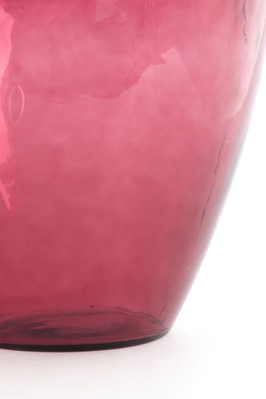 Nahaufnahme einer rosafarbenen Vase aus Glas, seitliche Perspektive