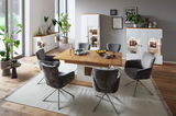 Modernes Highboard in einem stilvollen Esszimmer, frontal betrachtet, mit weißen Türen und beleuchteten Glasvitrinen.
