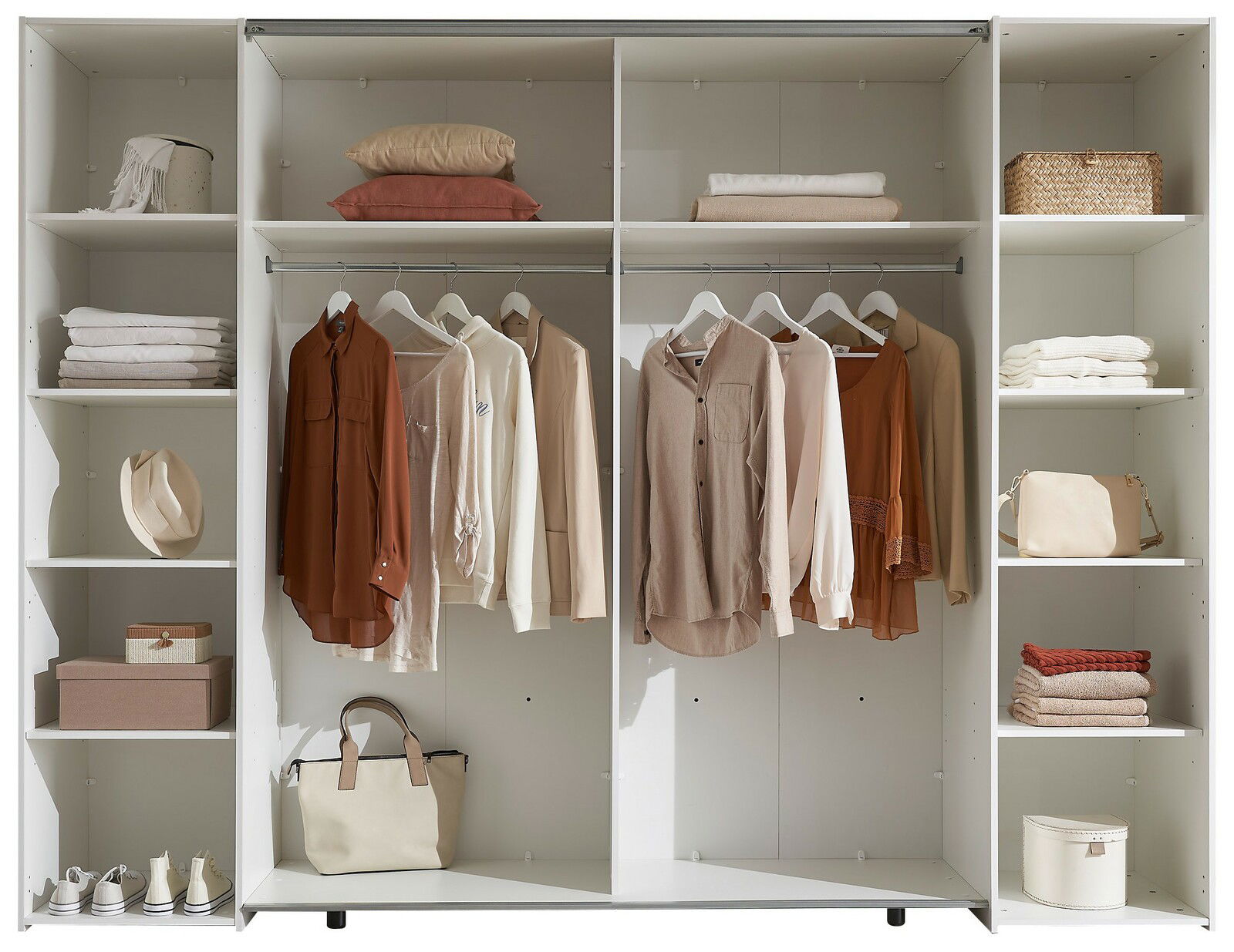 Offener Dreh- und Schwebetürenschrank mit vier Türen, gefüllt mit Kleidung, Taschen und Accessoires, aus der frontalen Perspektive.