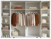 Offener Dreh- und Schwebetürenschrank mit vier Türen, gefüllt mit Kleidung, Taschen und Accessoires, aus der frontalen Perspektive.