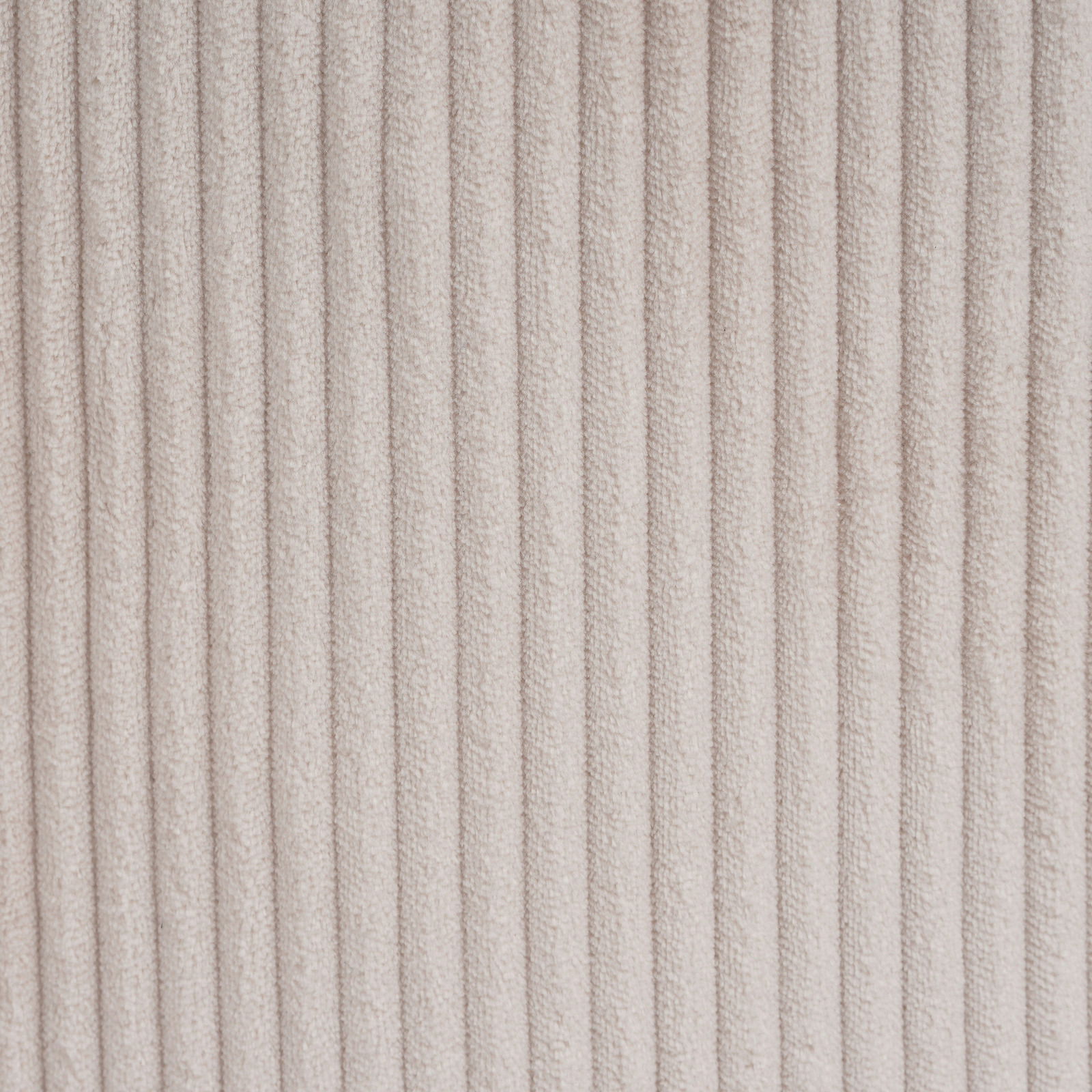 Nahaufnahme eines beigen, gerippten Stoffes in vertikaler Perspektive.