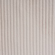 Nahaufnahme eines beigen, gerippten Stoffes in vertikaler Perspektive.