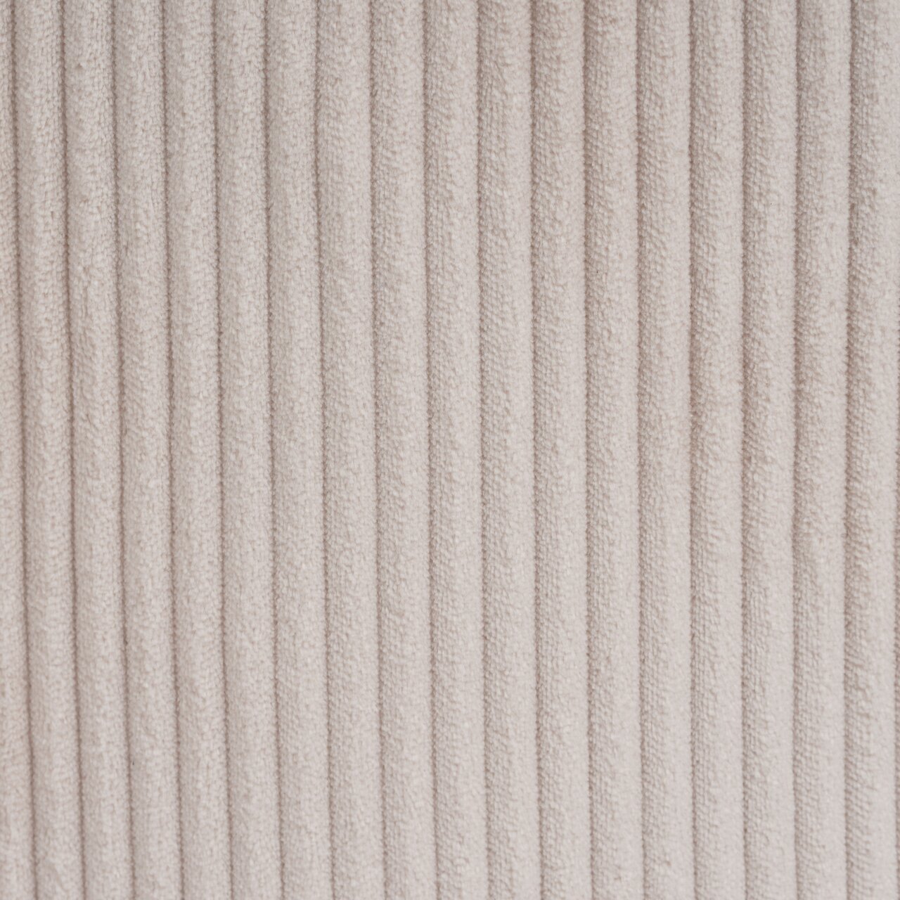 Nahaufnahme eines beigen, gerippten Stoffes in vertikaler Perspektive.