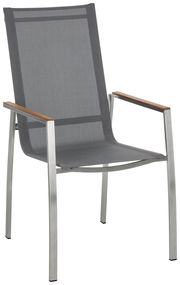 Moderner Gartensessel mit Metallrahmen und Holzarmlehnen, seitliche Perspektive