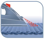 Illustration eines Dampfbügeleisens Virtuo, das aus seitlicher Perspektive Dampf auf ein Stoffgewebe sprüht.