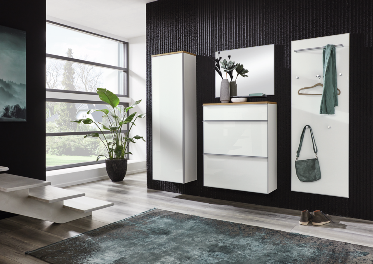 VOSS Hängeschuhschrank VORTINA Moderne Garderobeneinrichtung mit Hängeschuhschrank, Spiegel und Garderobenpaneel in einem hellen Raum, seitliche Perspektive