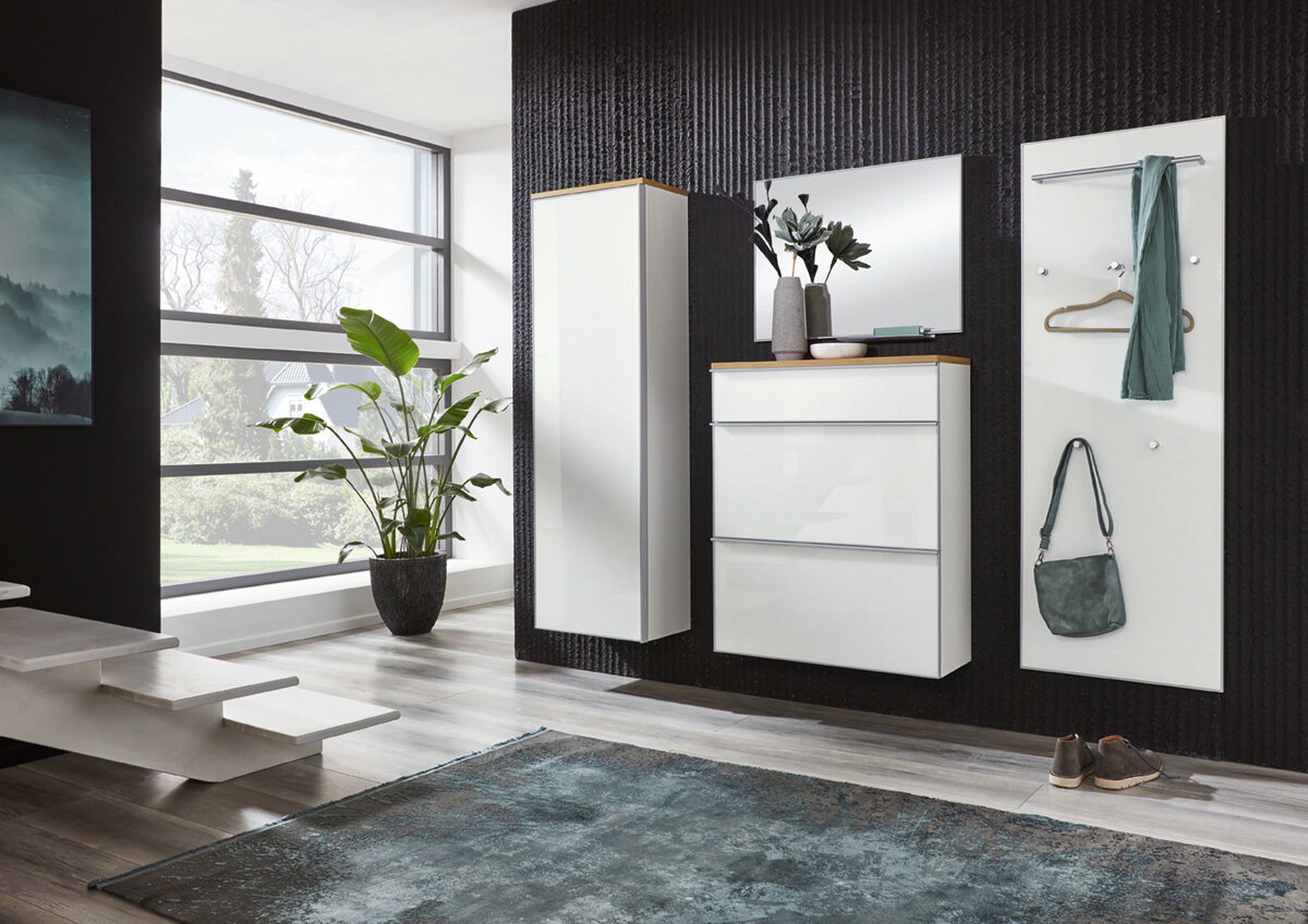 VOSS XL-Garderobenpaneel flach VORTINA Moderne Garderobeneinrichtung mit Hängeschuhschrank, Spiegel und Garderobenpaneel in einem hellen Raum, seitliche Perspektive