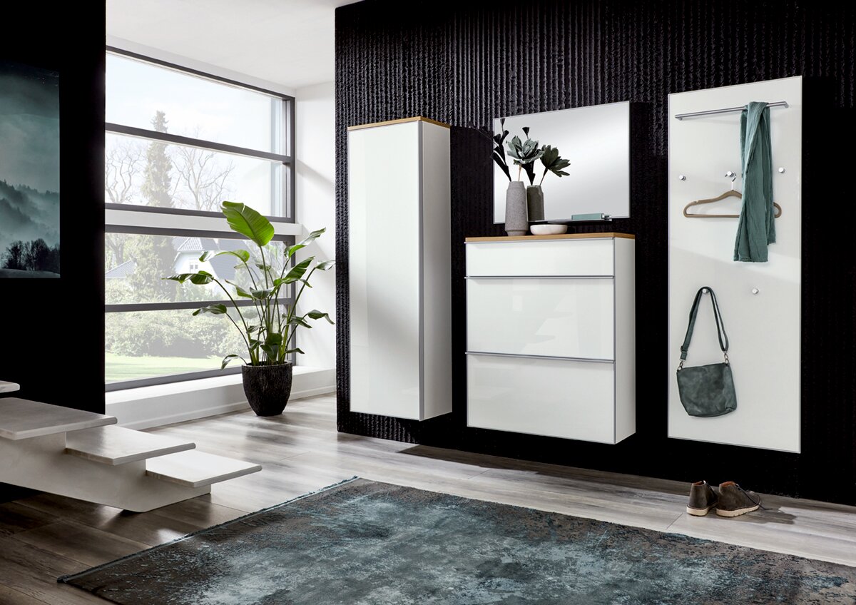 VOSS XL-Garderobenpaneel flach VORTINA Moderne Garderobeneinrichtung mit Hängeschuhschrank, Spiegel und Garderobenpaneel in einem hellen Raum, seitliche Perspektive