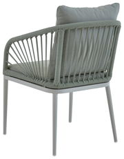 Rückansicht eines Sessels mit geflochtenem Seil-Design und Kissen, seitliche Perspektive