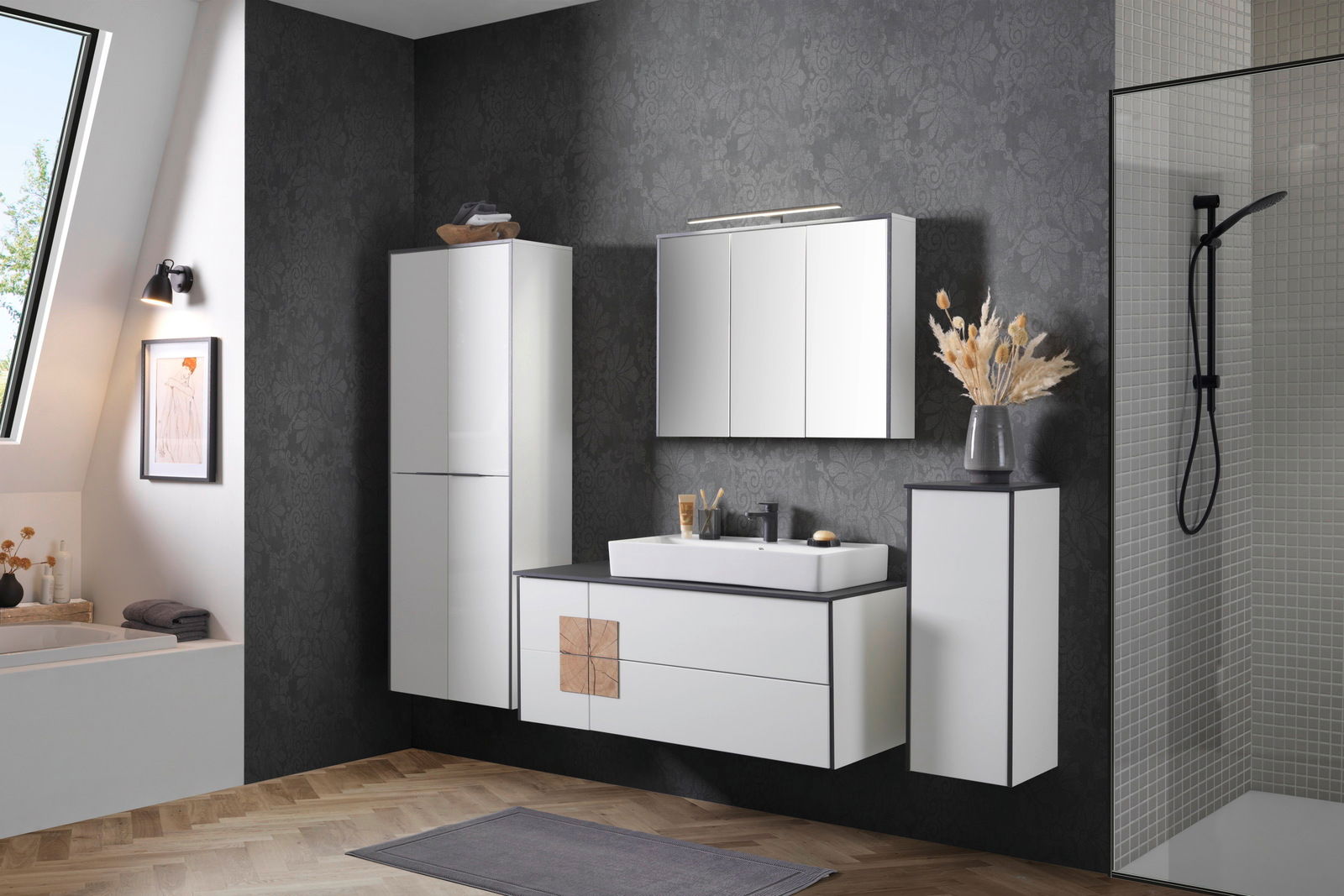 Modernes Badezimmer mit weißem Highboard, Waschtisch und Spiegel, seitliche Perspektive