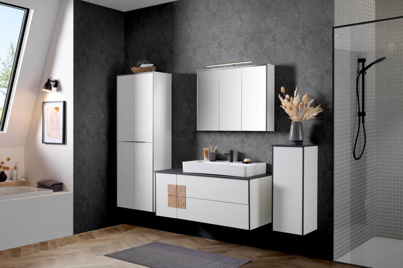 Voleo Highboard STELLA Modernes Badezimmer mit weißem Highboard, Waschtisch und Spiegel, seitliche Perspektive