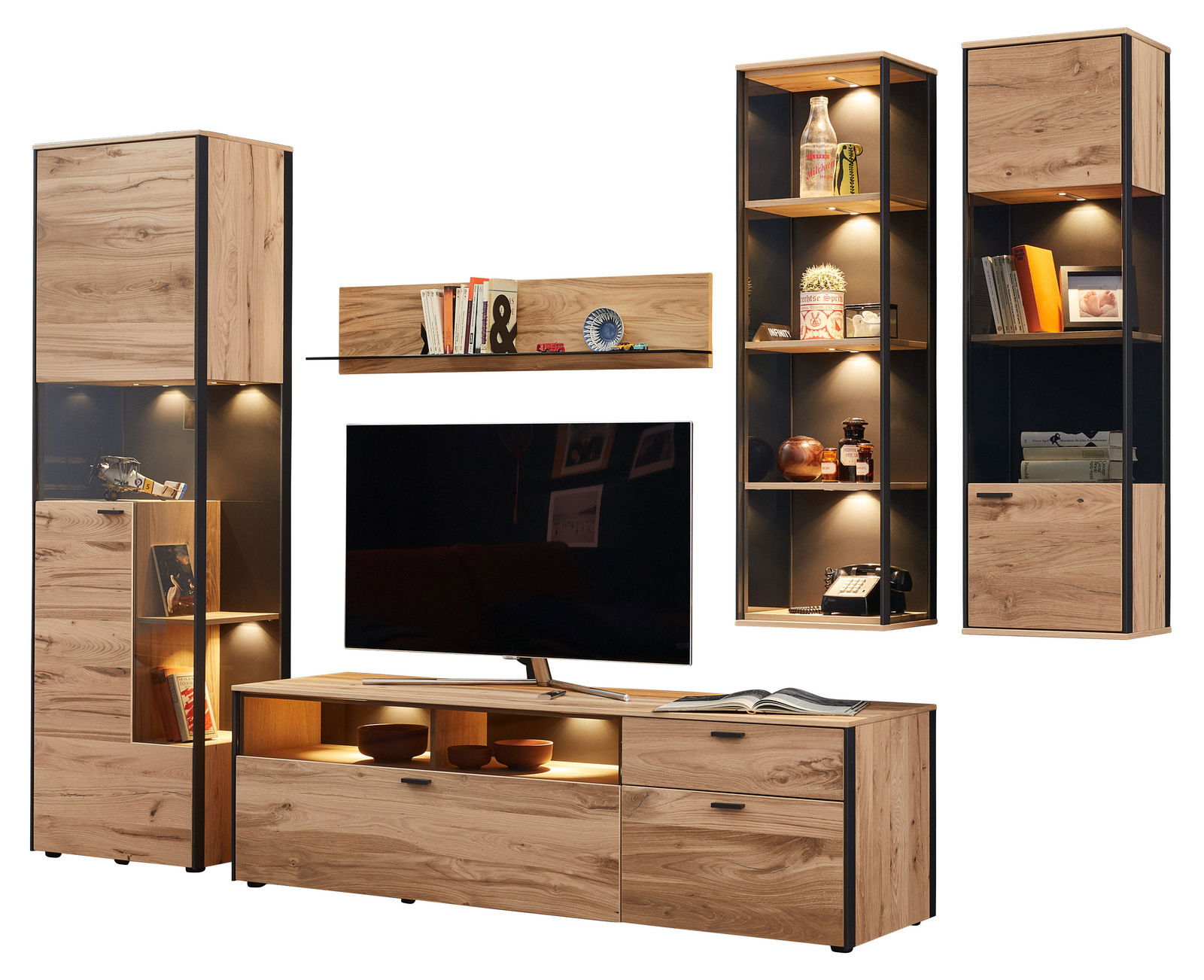 Moderne Wandkombination ANDRA in Holzoptik mit mehreren Schränken und Regalen, beleuchtet, aus der Perspektive von vorne.