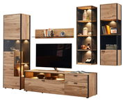 Moderne Wandkombination ANDRA in Holzoptik mit mehreren Schränken und Regalen, beleuchtet, aus der Perspektive von vorne.