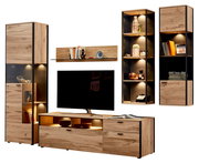 Moderne Wandkombination ANDRA in Holzoptik mit mehreren Schränken und Regalen, beleuchtet, aus der Perspektive von vorne.