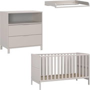 Babyzimmer 3-teilig Set bestehend aus einem weißen Gitterbett, einer Kommode mit zwei Schubladen und einem offenen Fach sowie einem passenden Wickelaufsatz, seitliche Perspektive