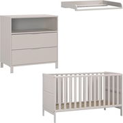 Babyzimmer 3-teilig Set bestehend aus einem weißen Gitterbett, einer Kommode mit zwei Schubladen und einem offenen Fach sowie einem passenden Wickelaufsatz, seitliche Perspektive