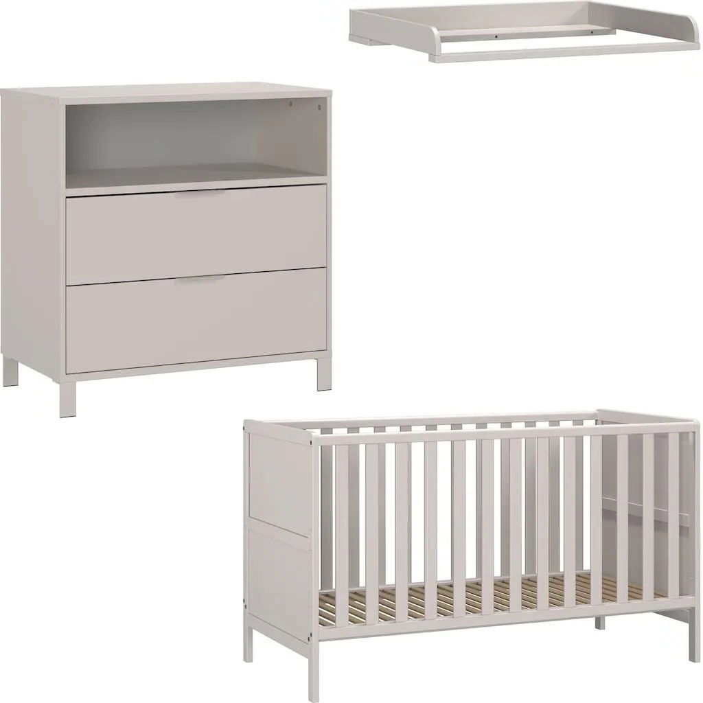 Babyzimmer 3-teilig Set bestehend aus einem weißen Gitterbett, einer Kommode mit zwei Schubladen und einem offenen Fach sowie einem passenden Wickelaufsatz, seitliche Perspektive