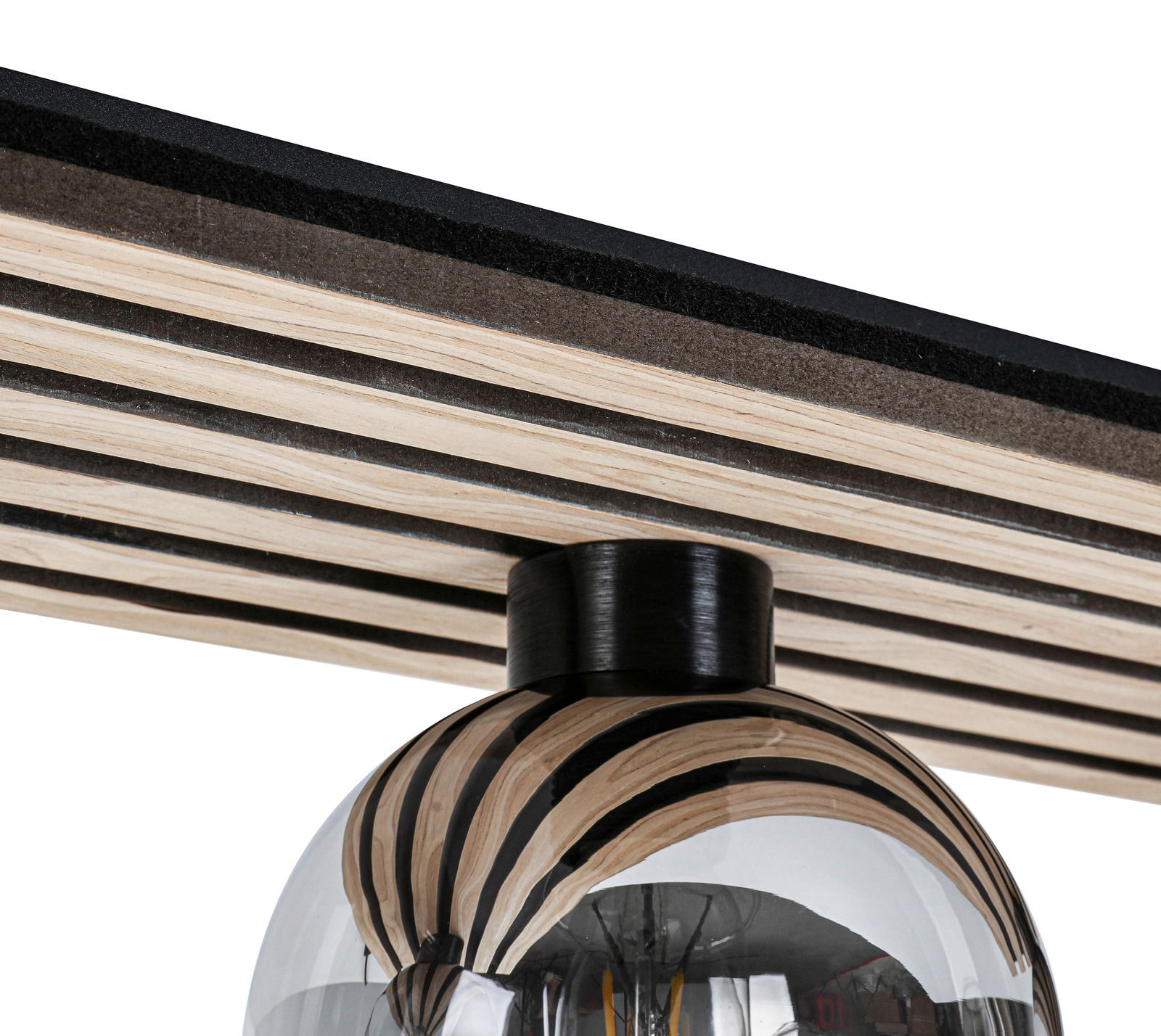 Nahaufnahme einer modernen Deckenleuchte mit gestreiftem Holzdesign und gläsernem Lampenschirm, von unten betrachtet.