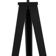 Nahaufnahme des schwarzen Metallgestells einer Stehleuchte aus der Frontalperspektive.